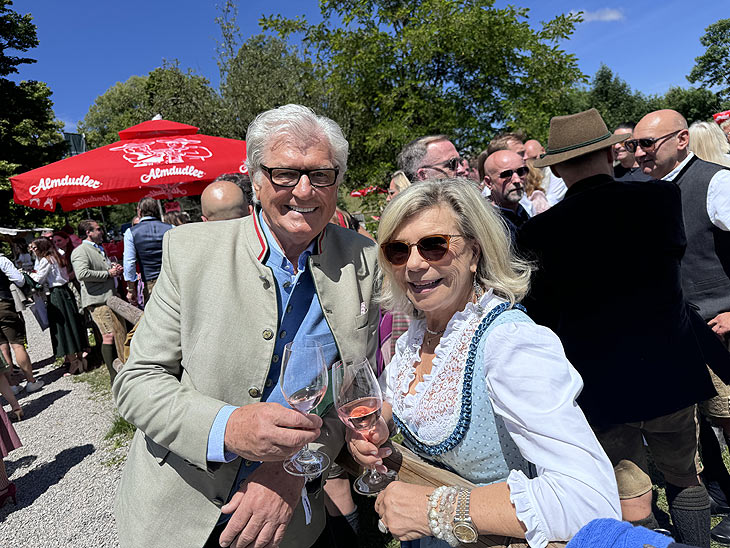 Marianne und Michael Hartl beim Almauftrieb 2024 Summer Edition auf "Gut Kaltenbrunn" am Tegernsee (©Foto: Martin Schmitz) 